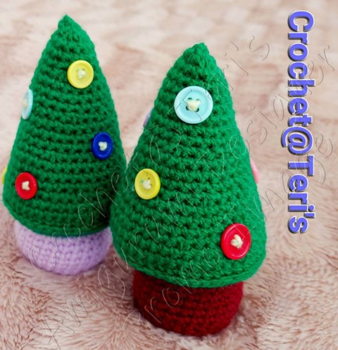 Crochet Mini Christmas Trees (Free Pattern)