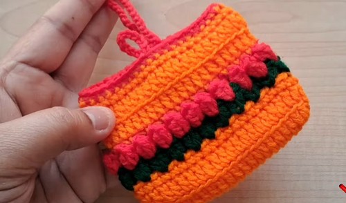 Create Your Own Adorable Crochet Tulip Pouch: A Charming DIY Project