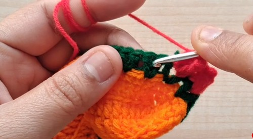 Create Your Own Adorable Crochet Tulip Pouch: A Charming DIY Project