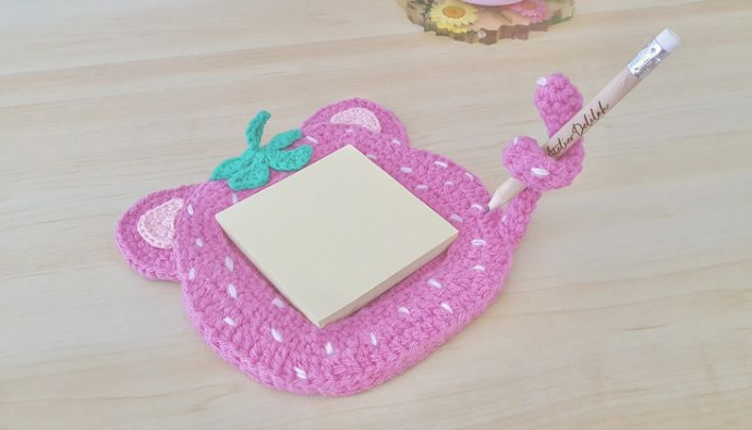 crochet a Strawberry Cat Memo Pad Stand