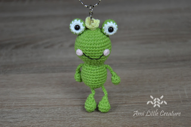 Crochet Frog with Keychain