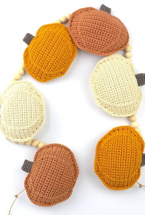 Crochet Farmhouse Pumpkin Garland (Free Pattern)