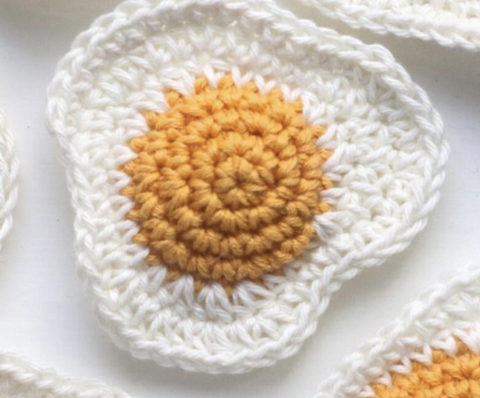 Crochet Fried Eggs (Free Pattern)