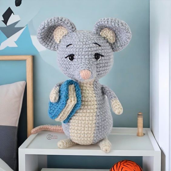 Crochet Bianca the Library Mouse