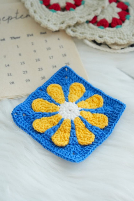 Crochet Daisy Granny Square