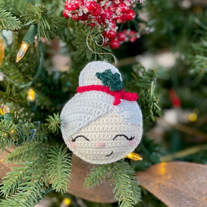 Crochet Mrs. Claus Ornament