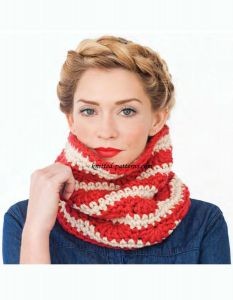 Crochet Scallop Stripe Cowl