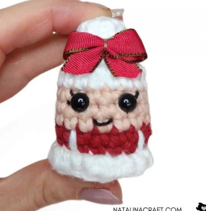 Crochet No-Sew Mrs. Claus (Free Pattern)