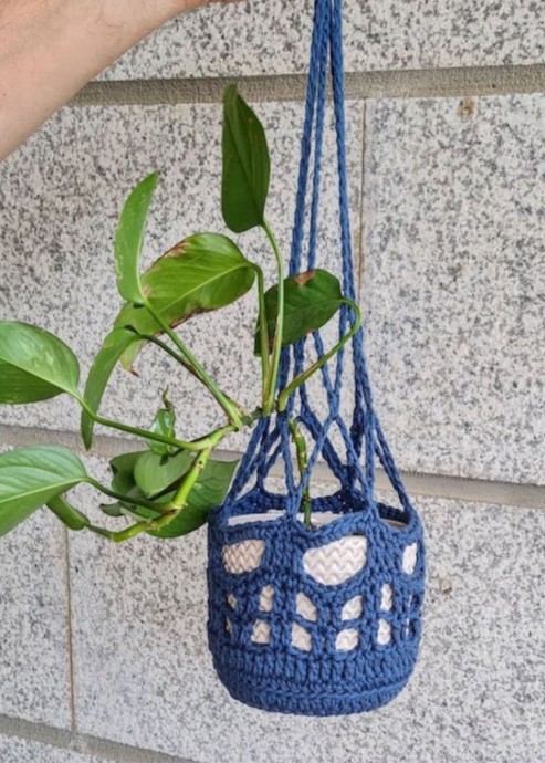 Crochet Indigo Plant Holder (Free Pattern)
