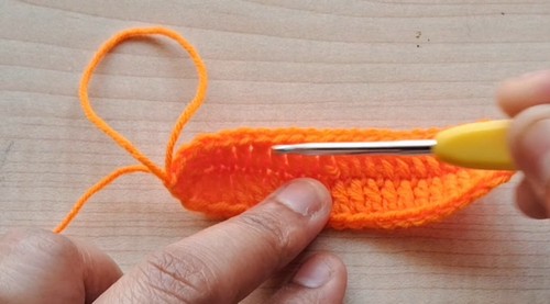Create Your Own Adorable Crochet Tulip Pouch: A Charming DIY Project