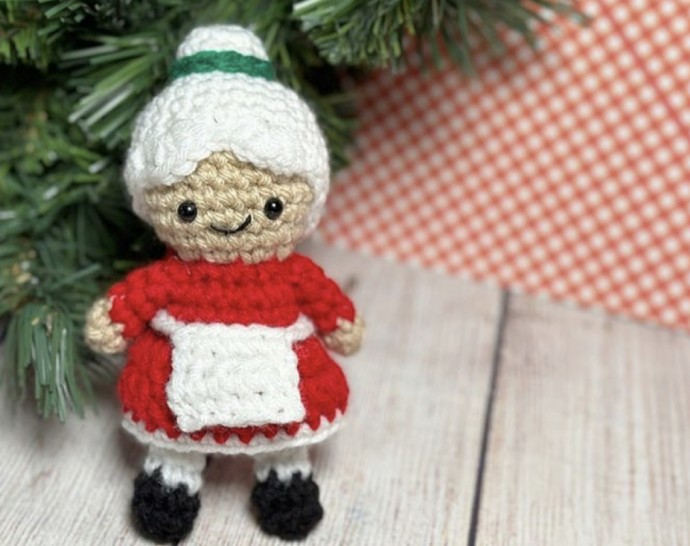 Crochet Mini Mrs. Claus Amigurumi (Free Pattern)