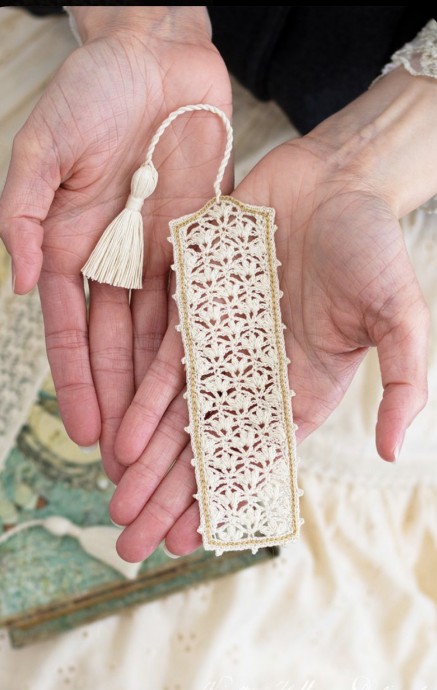 Vintage Crochet Lace Bookmark (Free Pattern)