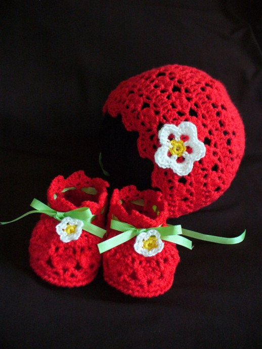 Crochet Strawberry Baby Booties