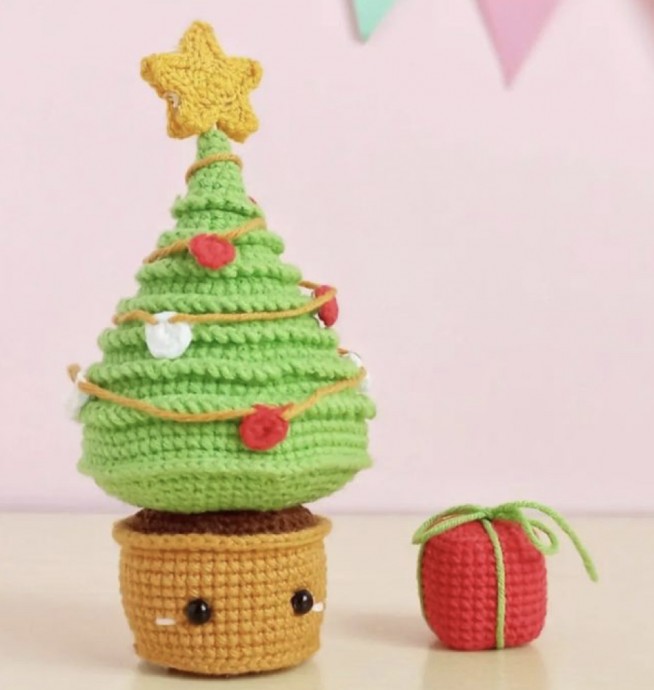 Crochet Christmas Potted Tree (Free Pattern)