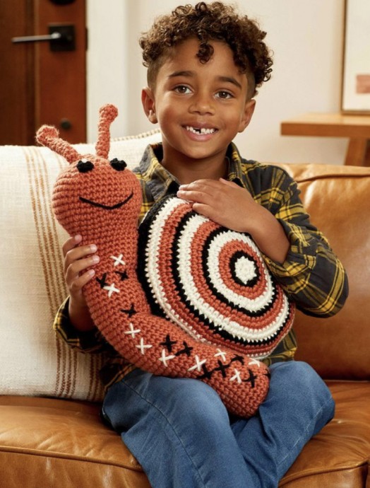 Crochet Sophie Snail Pillow (Free Pattern)