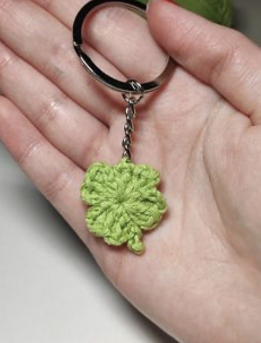 Free Crochet Pattern: Leaf Clover Keychain